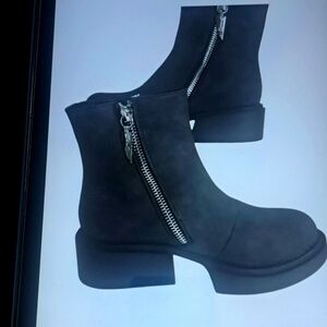 SIZE 10 (FITS MORE LIKE 9.5)  SEVEN 7 VAULT COMBAT BOOTS